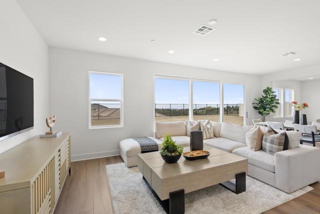 948 Visalia Pl, San Marcos CA: https://media.crmls.org/mediaz/ae74ebf8-6d2b-4829-aa01-8bb4652e9f2b.jpg