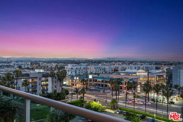 13600 Marina Pointe Drive, Marina del Rey CA: https://media.crmls.org/mediaz/ae7545eb-f0a0-4635-bfcb-85137bd525fc.jpg