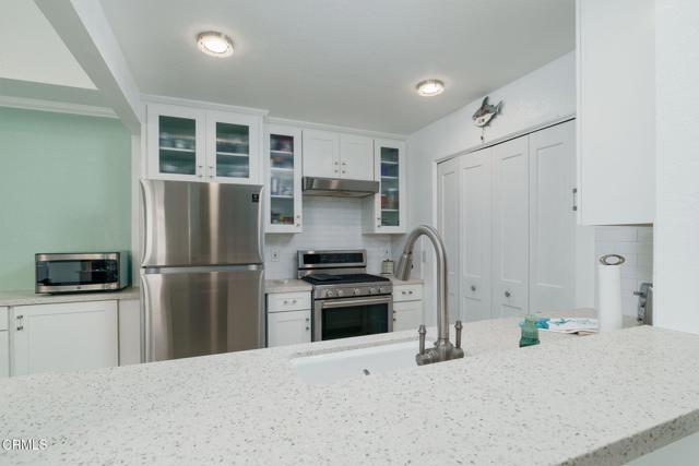 2206 Martinique Lane, Oxnard CA: https://media.crmls.org/mediaz/ae757b6e-d0e5-49dd-981d-4f79a34ff05c.jpg