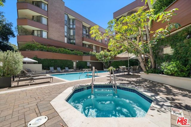300 N Swall Drive, Beverly Hills CA: https://media.crmls.org/mediaz/ae77111a-b35d-47fc-92af-718be3de2e14.jpg