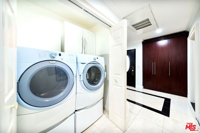1043 S Kenmore Avenue, Los Angeles CA: https://media.crmls.org/mediaz/ae7787f8-cbf9-44dd-a939-87cee1cc46f0.jpg