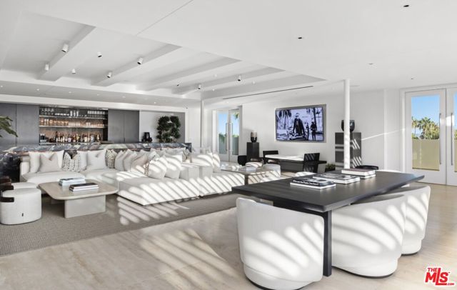 9200 Wilshire Blvd, Beverly Hills CA: https://media.crmls.org/mediaz/ae7a3f9d-5e72-4b5a-bbe0-6c060d5a3b6d.jpg