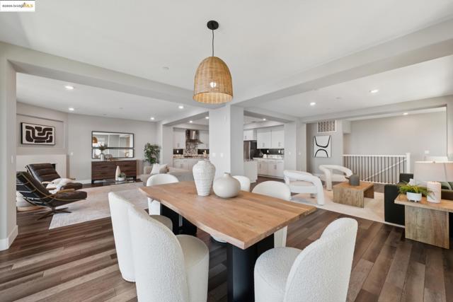 6757 Skyview Dr, Oakland CA: https://media.crmls.org/mediaz/ae7a6827-0196-4a61-9aa2-b94d0e739f02.jpg