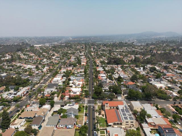 4757 Kensington Dr, San Diego CA: https://media.crmls.org/mediaz/ae7a8f08-993e-4779-a03b-06af9fc5335d.jpg