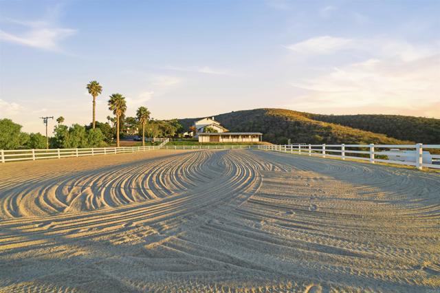 Detail Gallery Image 25 of 31 For 1925 Robinhood Rd, Vista,  CA 92084 - 5 Beds | 4/1 Baths