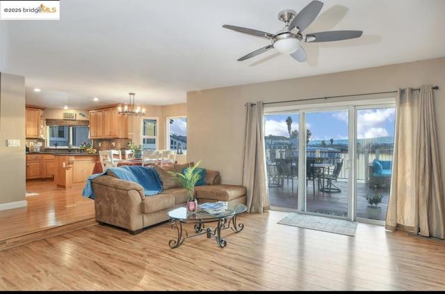 4930 Discovery Pt, Discovery Bay CA: https://media.crmls.org/mediaz/ae7b173d-c865-43d5-a00d-af46fb59bb58.jpg