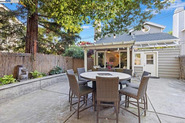 2211 Oakland Ave, Pleasanton CA: https://media.crmls.org/mediaz/ae7be60f-6b3c-4f6b-909e-04a4033103d7.jpg