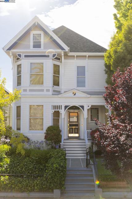 1709 Myrtle St, Oakland CA: https://media.crmls.org/mediaz/ae7ce610-c8e9-4981-8a1a-282907e037ba.jpg