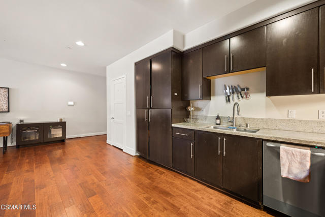 10878 Bloomfield Street, Toluca Lake CA: https://media.crmls.org/mediaz/ae7d2bcc-4011-424d-8d72-5eac714fc938.jpg