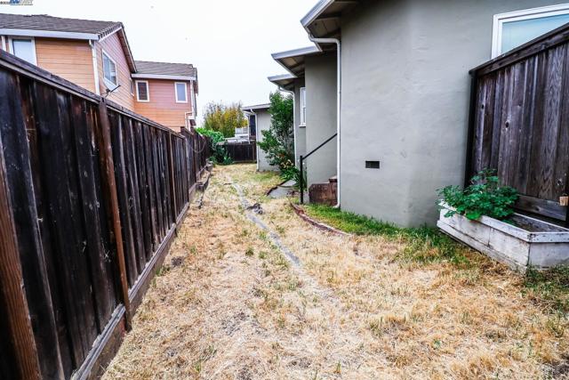 2272 Kelly St, Hayward CA: https://media.crmls.org/mediaz/ae7e8a0b-b120-46bb-823d-ca8d0daa1742.jpg
