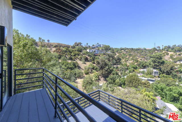 8581 Cole Crest Drive, Los Angeles CA: https://media.crmls.org/mediaz/ae81556d-c521-451d-89ff-35b9bb9e5911.jpg
