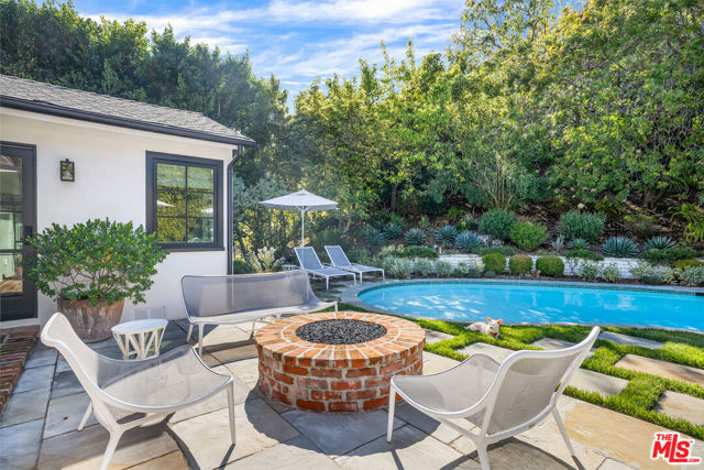 1801 San Ysidro Drive, Beverly Hills CA: https://media.crmls.org/mediaz/ae8192c1-53ff-48a1-bb7d-8498a64051c5.jpg
