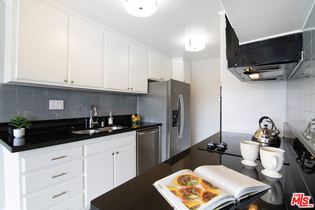 6000 Canterbury Drive, Culver City CA: https://media.crmls.org/mediaz/ae827e70-51aa-4846-b61e-abb66c12cbe2.jpg