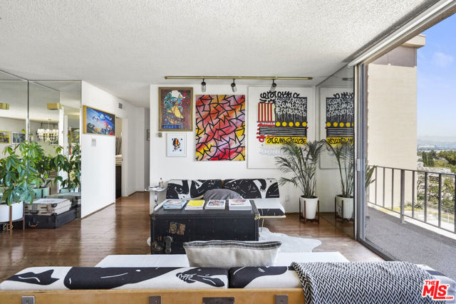 100 S Doheny Drive, Los Angeles CA: https://media.crmls.org/mediaz/ae83b20d-6f15-4052-9124-a1d53d3867c2.jpg