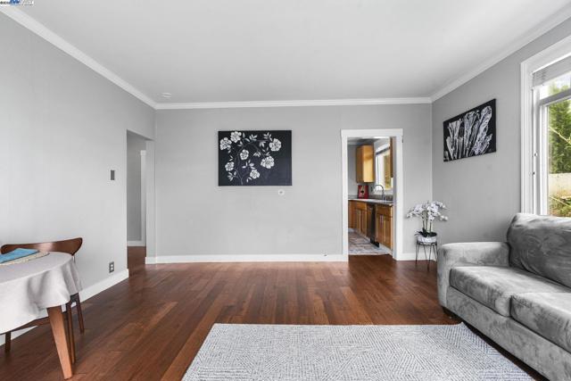 1925 Leavenworth St, San Francisco CA: https://media.crmls.org/mediaz/ae84786d-7821-4b3e-a895-ae11fc3be685.jpg