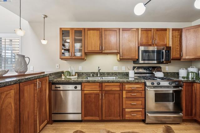 950 Harrison, San Francisco CA: https://media.crmls.org/mediaz/ae84aaea-5b9b-4606-82e1-a122f077e313.jpg