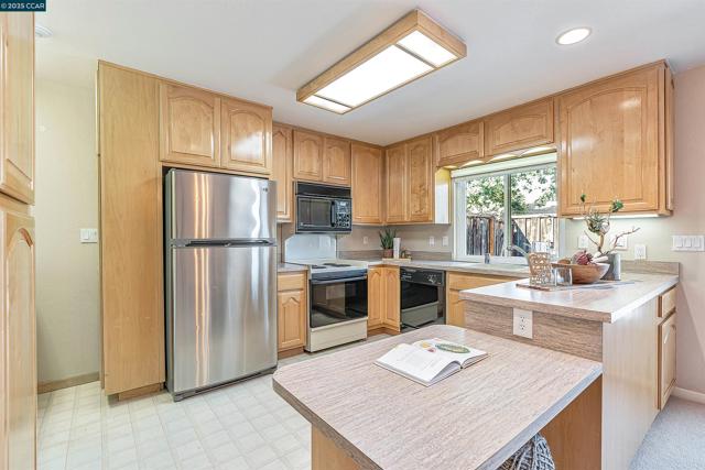 812 Royal Ann Ln, Concord CA: https://media.crmls.org/mediaz/ae84c2bc-d866-4c42-9e3f-68169a6975d8.jpg