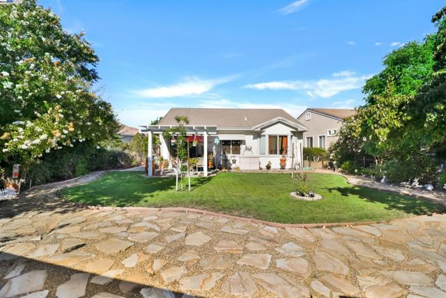 337 Upton Pyne Dr, Brentwood CA: https://media.crmls.org/mediaz/ae859e2a-3f85-44da-b5ee-0af93cadbee2.jpg