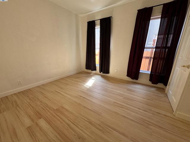 1527 77th Ave, Oakland CA: https://media.crmls.org/mediaz/ae887e2e-a8d4-4ab4-9dc7-1e3838ffd165.jpg