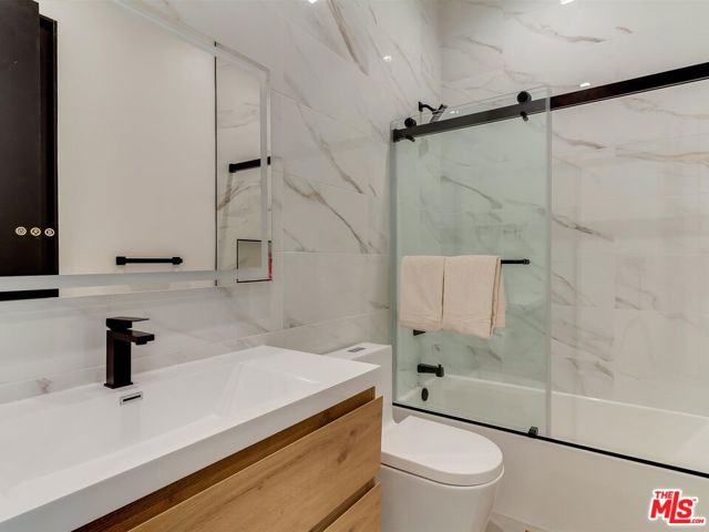 2817 1/2 S Redondo Boulevard, Los Angeles CA: https://media.crmls.org/mediaz/ae88863e-c1c1-4c24-b61a-5c846b13e616.jpg