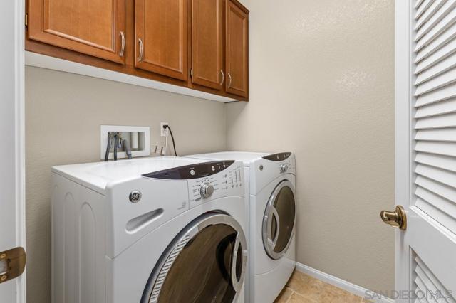 2690 Ponderosa Ct, Escondido CA: https://media.crmls.org/mediaz/ae896f6e-956b-489e-8a2f-18c36e66bad2.jpg