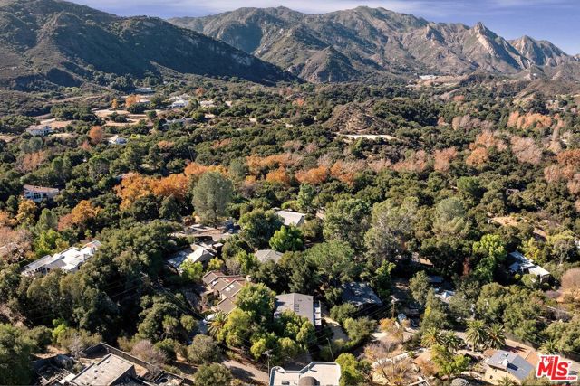 625 Reithe Avenue, Calabasas CA: https://media.crmls.org/mediaz/ae89a579-dc70-436e-8b49-a6f32cc93f95.jpg