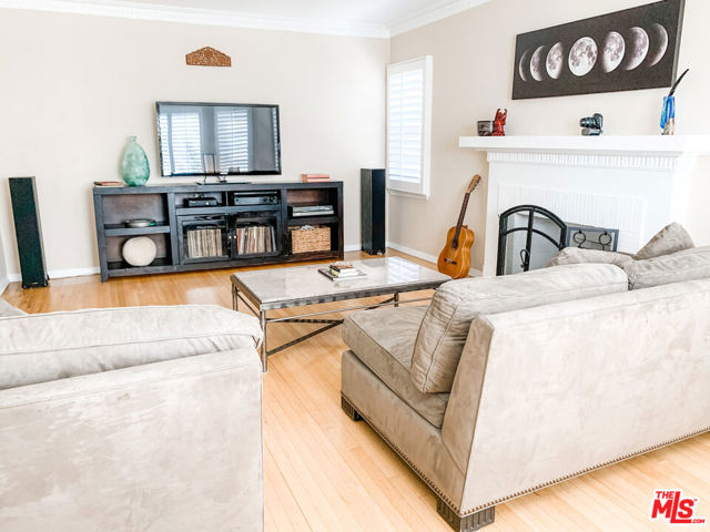 1975 S Crescent Heights Boulevard, Los Angeles CA: https://media.crmls.org/mediaz/ae89fb6e-eb9a-4661-92c1-6aabd35c382e.jpg