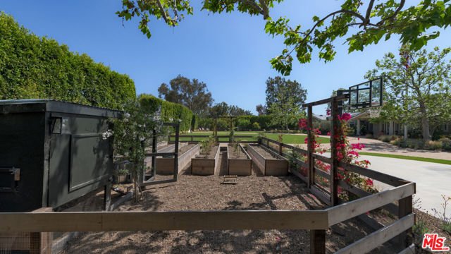 6815 Dume Drive, Malibu CA: https://media.crmls.org/mediaz/ae8d1912-2350-4bee-9054-81b51d3190d5.jpg