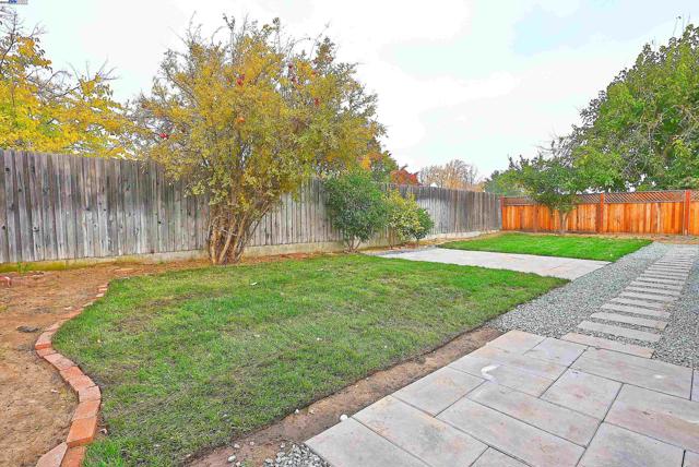 974 Walnut Dr, Oakley CA: https://media.crmls.org/mediaz/ae916191-bdc6-4ddb-b2d6-f2f8d8baa3f7.jpg