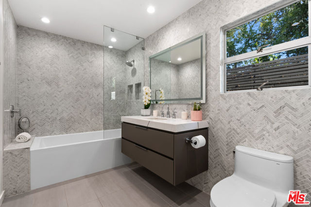 602 N Whittier Drive, Beverly Hills CA: https://media.crmls.org/mediaz/ae91a121-b18e-4ffe-9364-570531cf4b34.jpg