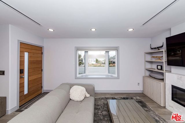 5524 W 122nd Street, Hawthorne CA: https://media.crmls.org/mediaz/ae928008-4efc-4c7b-bd77-9f91d7fce231.jpg