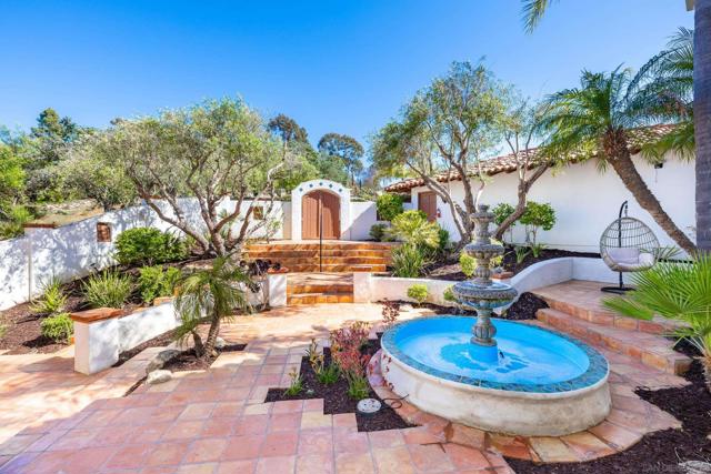 859 Cocos Dr, San Marcos CA: https://media.crmls.org/mediaz/ae92d32b-c90e-49f3-acd3-faadaf55ef67.jpg