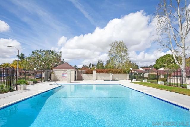 545 Shady Brook Pl, Escondido CA: https://media.crmls.org/mediaz/ae93328e-117a-4511-a653-2a196937b575.jpg