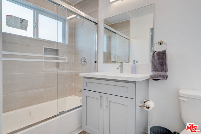1875 W 20th Street, Los Angeles CA: https://media.crmls.org/mediaz/ae93b3ee-d4f9-4f5d-a8fe-5bff25ecda1e.jpg