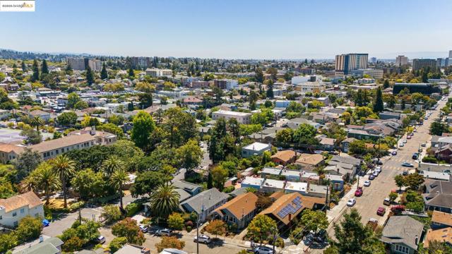 393 43Rd St, Oakland CA: https://media.crmls.org/mediaz/ae9437c8-228a-4d55-bc2f-f6e76358a8bd.jpg