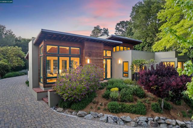 53 Tara Rd, Orinda CA: https://media.crmls.org/mediaz/ae94d6bd-4ed5-4ba3-bd15-e2fe72d903c9.jpg