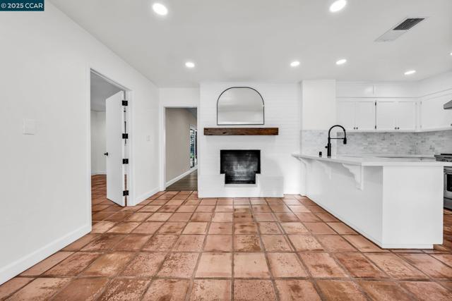205 Castle Hill Ranch Rd, Walnut Creek CA: https://media.crmls.org/mediaz/ae950030-5a32-4384-8829-964c71a2fa16.jpg