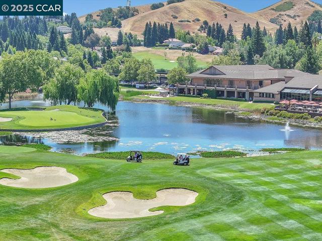 959 Redwood Dr, Danville CA: https://media.crmls.org/mediaz/ae957c0e-fbed-4676-8701-e1980645eda5.jpg