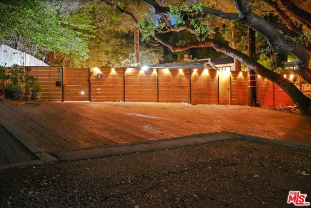 19817 Montau Drive, Topanga CA: https://media.crmls.org/mediaz/ae95c48d-2cb2-437b-a5ee-446358d878db.jpg
