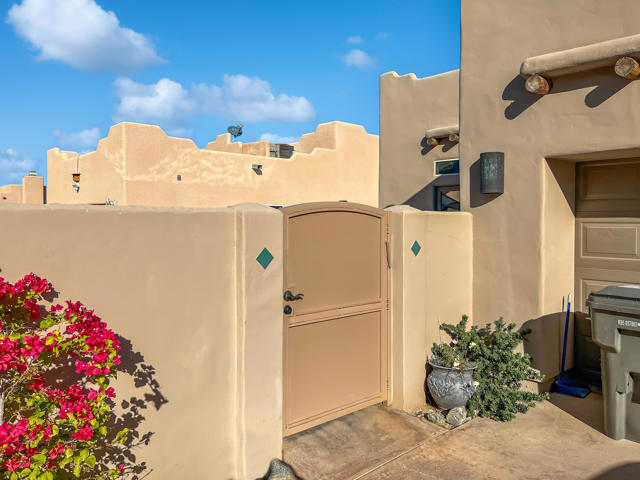54670 Avenue Alvarado, La Quinta CA: https://media.crmls.org/mediaz/ae960438-9243-4b1d-a01e-64fcd0f5e90c.jpg