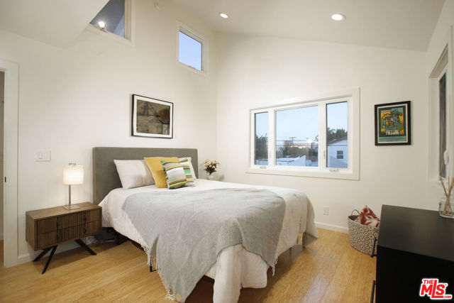 426 S Swall Drive, Beverly Hills CA: https://media.crmls.org/mediaz/ae9639dc-6420-4816-8830-83e7baf9d92b.jpg