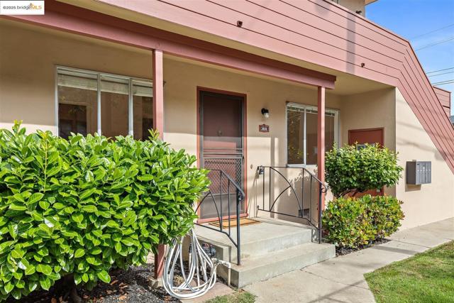 3802 Shafter Ave, Oakland CA: https://media.crmls.org/mediaz/ae96751a-b01c-4c2e-b218-01dfb6fbef32.jpg
