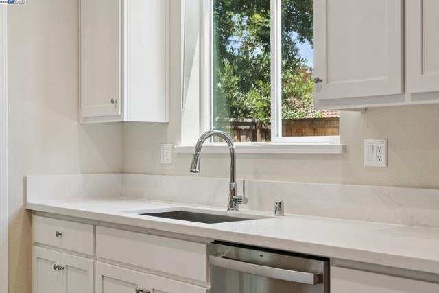 1305 Sunningdale Lane, Fairfield CA: https://media.crmls.org/mediaz/ae974ac9-dd55-4bfb-bc8b-efd26cef4901.jpg