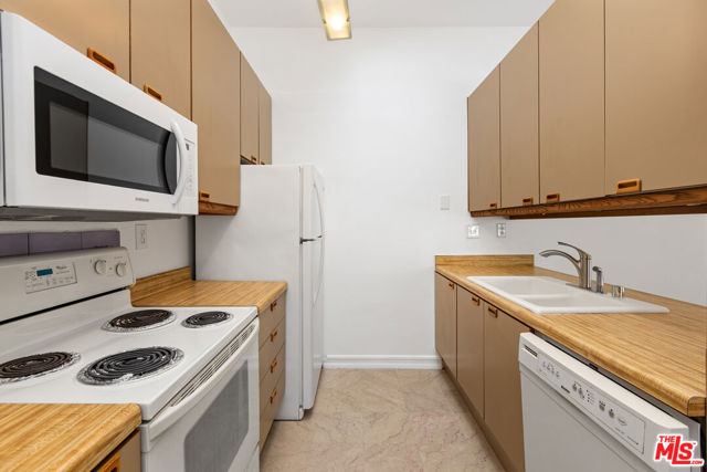 8324 Regents Road, San Diego CA: https://media.crmls.org/mediaz/ae97fbfb-b7c1-437d-9947-8ee31c59a913.jpg