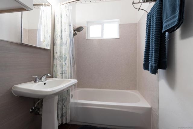 5038 40 W Point Loma Blvd, San Diego CA: https://media.crmls.org/mediaz/ae996b4a-a234-48e1-b9d1-6275d03c2cd1.jpg