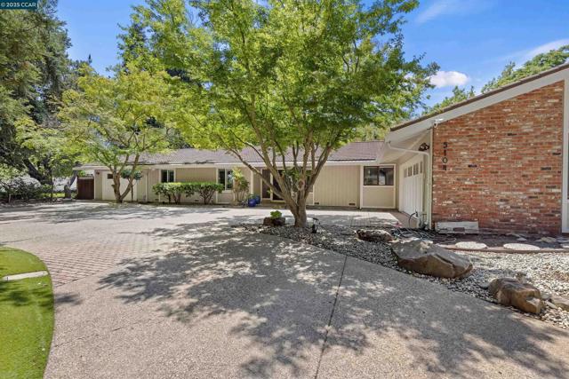 5104 Alhambra Valley Rd, Martinez CA: https://media.crmls.org/mediaz/ae998fd3-b673-43e2-8202-0c7f5e138deb.jpg