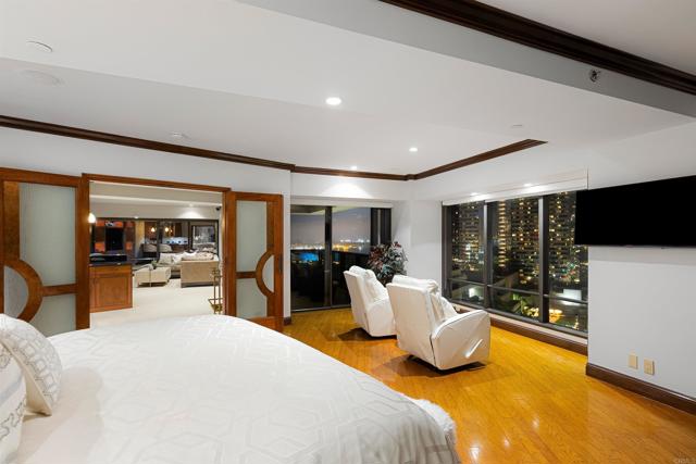 200 Harbor Dr, San Diego CA: https://media.crmls.org/mediaz/ae9a0337-3288-4ce1-ac92-99e96841893e.jpg