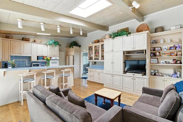 2935 Sherwood Drive, San Carlos CA: https://media.crmls.org/mediaz/ae9aebe3-adf5-4bf4-93ea-96a28bb09c0e.jpg