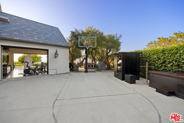 3396 Stone Ridge Lane, Los Angeles CA: https://media.crmls.org/mediaz/ae9b87f3-3b57-4533-913b-c2e9d281676c.jpg
