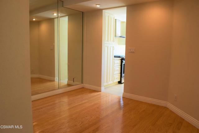644 Warwick Avenue, Thousand Oaks CA: https://media.crmls.org/mediaz/ae9b9062-a5d1-4edc-a96b-b0f13cca2145.jpg